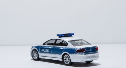 Versicherungsmakler, Vorsorgeexperte und Kreditmakler B-Quadrat | Polizeiauto